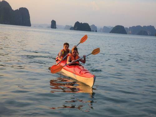 Garden Bay Luxury Cruise