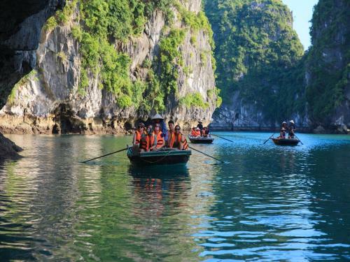 Garden Bay Luxury Cruise