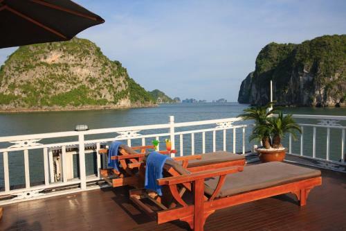 Garden Bay Luxury Cruise