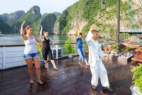 Garden Bay Luxury Cruise