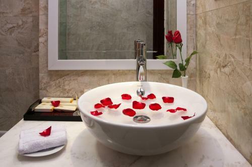 Golden Moon Suite Hotel