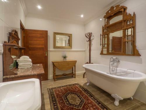 Madison Manor Boutique Hotel