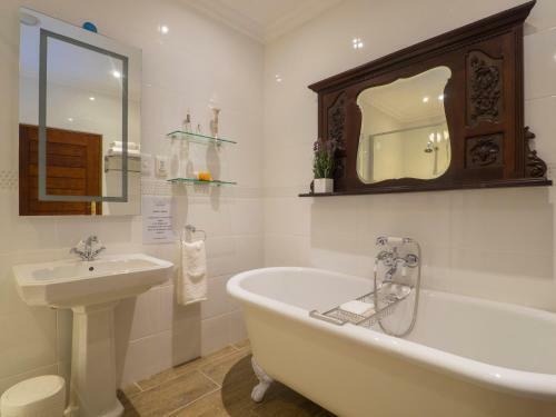 Madison Manor Boutique Hotel