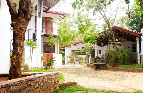 Hotel T & T