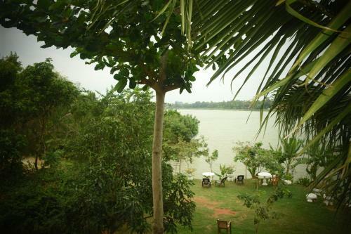Lake Wave Hotel
