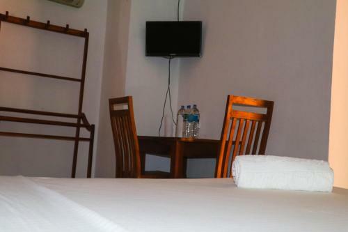 Hotel Deshani Holiday Inn