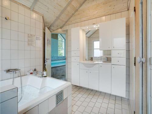 Five-bedroom Holiday Home In Blavand