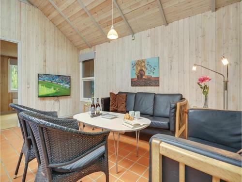 Five-bedroom Holiday Home In Blavand