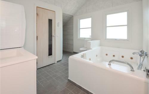 Five-bedroom Holiday Home In Blavand