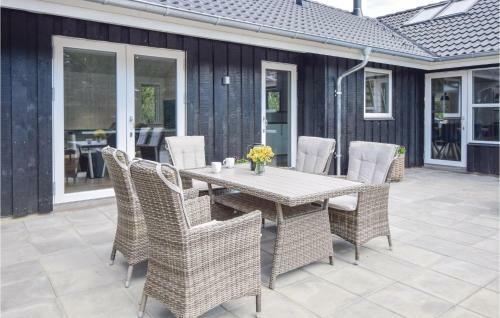 Five-bedroom Holiday Home In Blavand