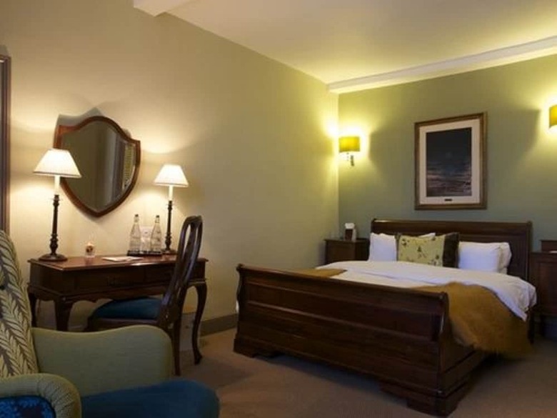 Hotel The Feathers