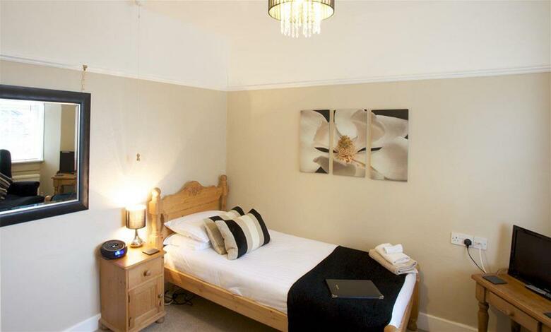 Hostal Holly Lodge Guest House
