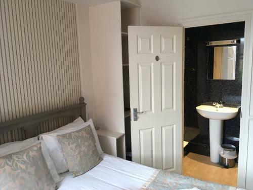 Hostal Newport Guest House