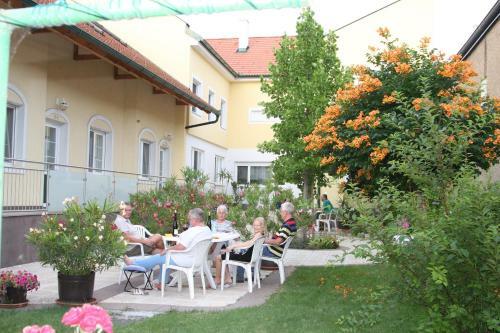 Hostal Pension & Weingut Storchenblick