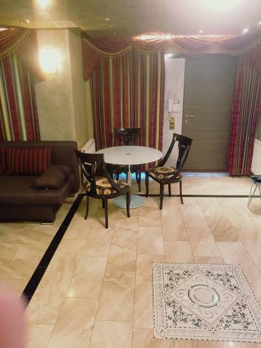 Deluxe Apartment & Suite
