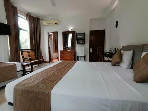 Hostal The Royal Mall