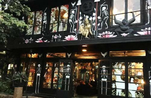 Helga's Folly Hotel (chalet Hotel Ltd)