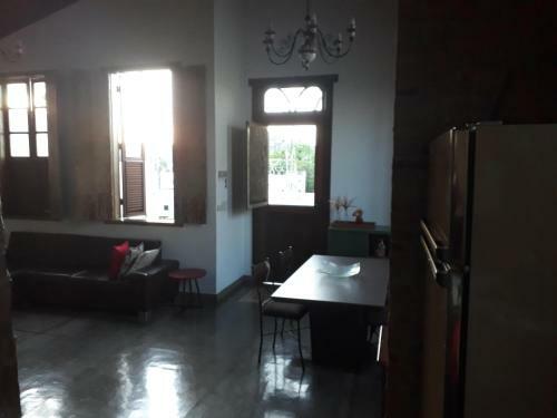 Casa Na Cidade Com Ares De Campo