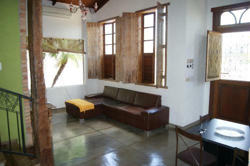 Casa Na Cidade Com Ares De Campo
