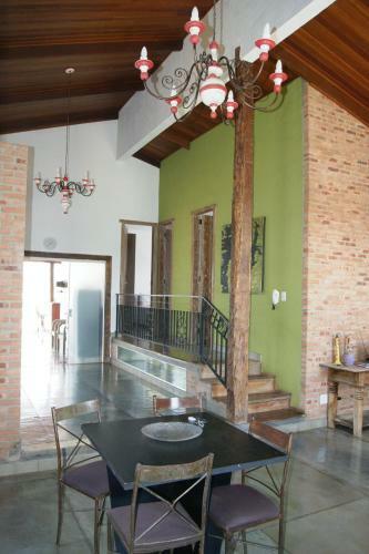 Casa Na Cidade Com Ares De Campo