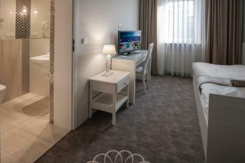 Henlex Hotel