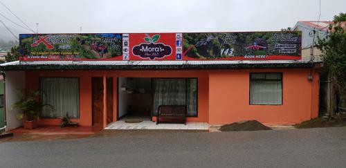 Albergue Mora's Place B&B