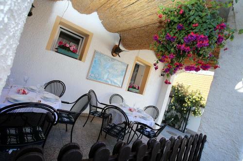 Posada Restaurant Penzion U Buchlovskeho Zamku