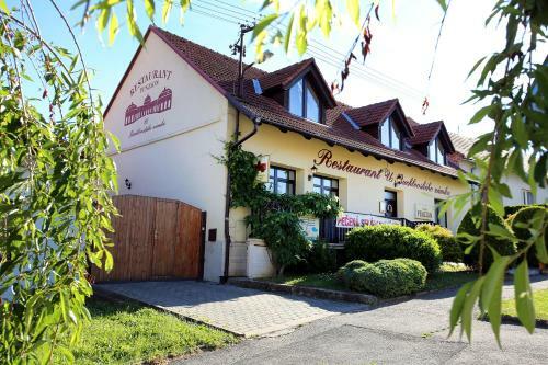 Posada Restaurant Penzion U Buchlovskeho Zamku