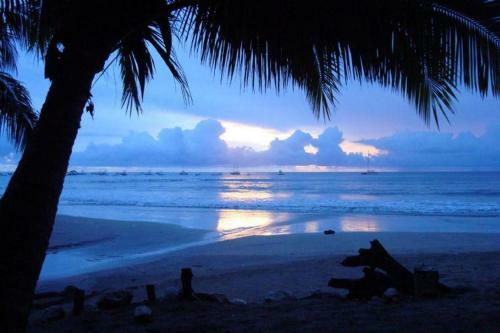 Beach Paradise Awaits! (sleeps 8)