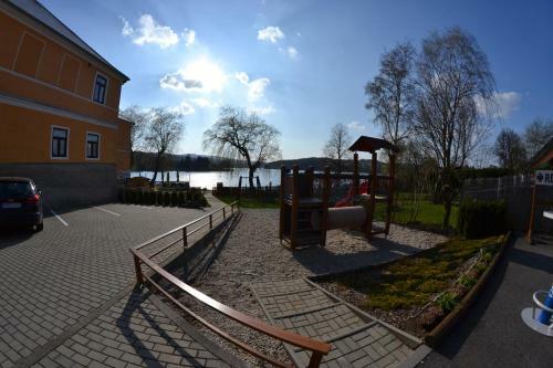 Apartm�ny U Jezera Na N�m?st�