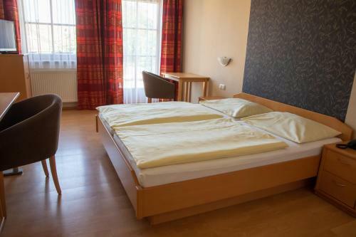 Hostal Gasthaus Pension Moosbr�u