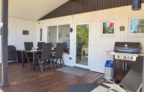 Three-bedroom Holiday Home In Farvang