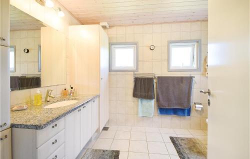 Three-bedroom Holiday Home In Farvang