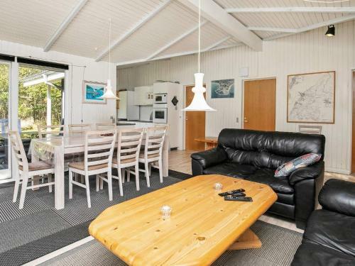 Three-bedroom Holiday Home In Roslev 9