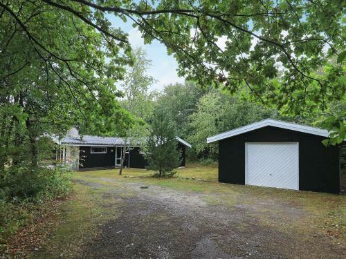 Three-bedroom Holiday Home In Roslev 9