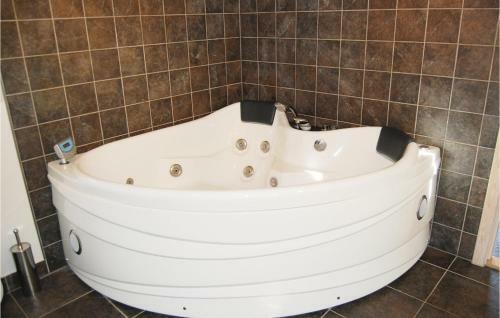 Holiday Home Rodby 24 With Hot Tub