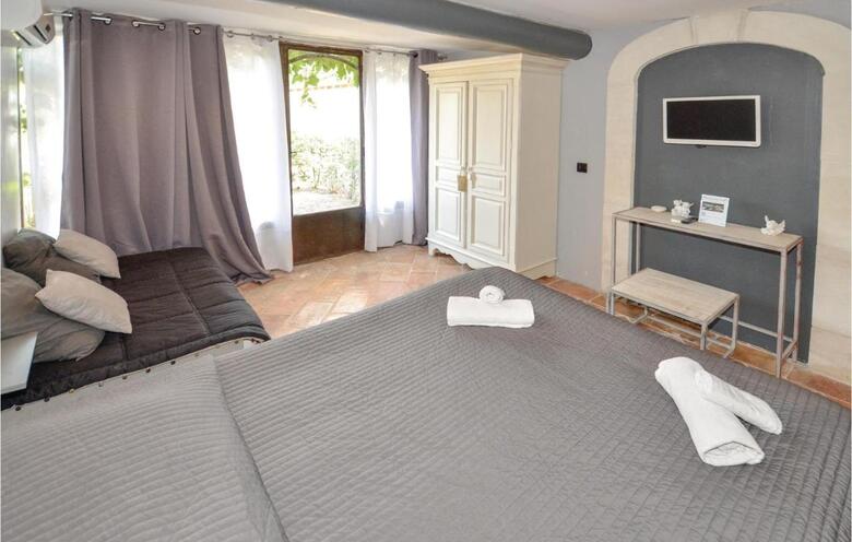 Six-bedroom Holiday Home In Cavaillon