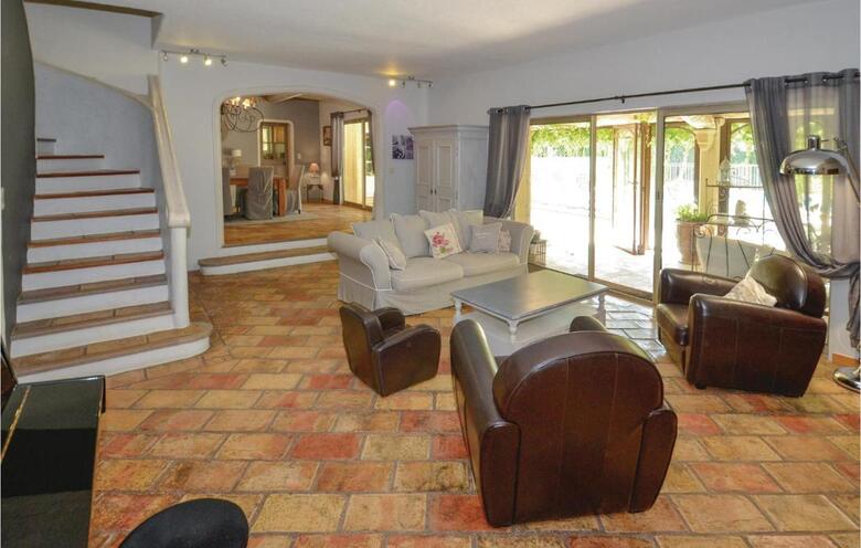 Six-bedroom Holiday Home In Cavaillon