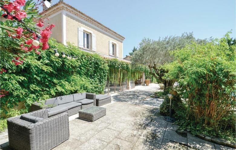 Six-bedroom Holiday Home In Cavaillon