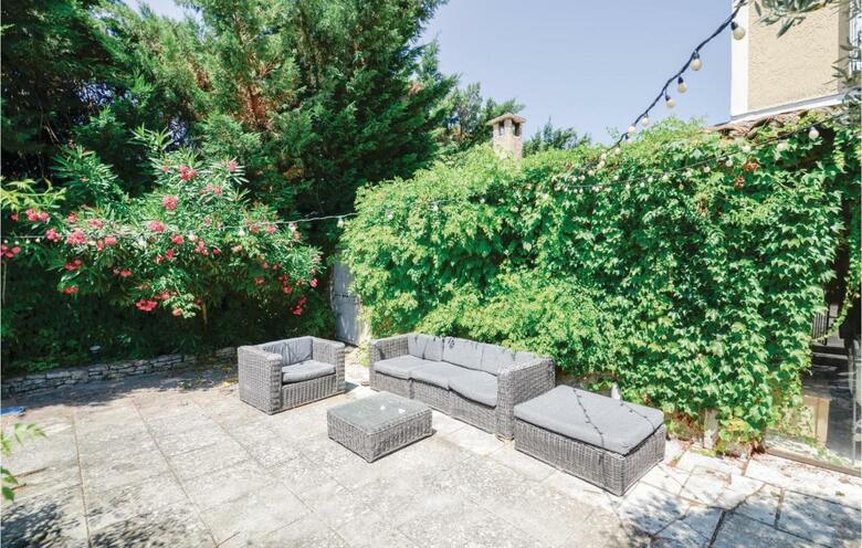 Six-bedroom Holiday Home In Cavaillon