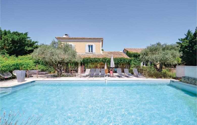 Six-bedroom Holiday Home In Cavaillon