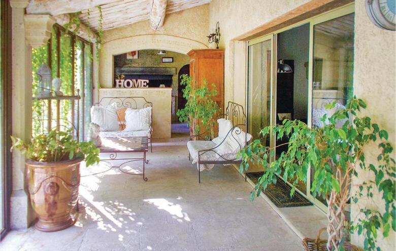 Six-bedroom Holiday Home In Cavaillon
