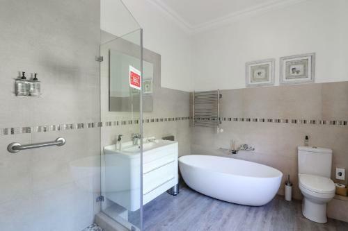 Hostal A Tuscan Villa Guest House