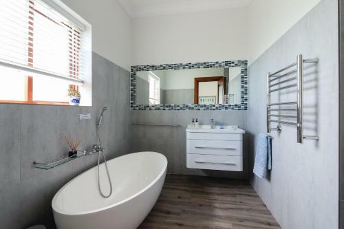 Hostal A Tuscan Villa Guest House