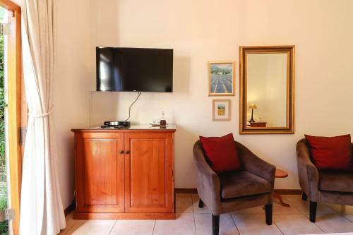 Hostal A Tuscan Villa Guest House