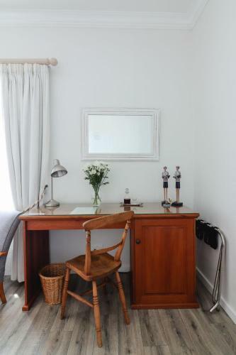 Hostal A Tuscan Villa Guest House