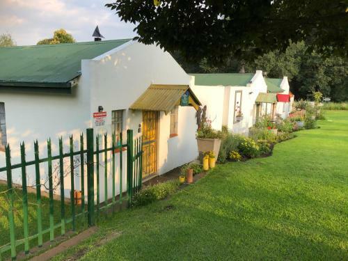 Hostal Peace Corner Cottages