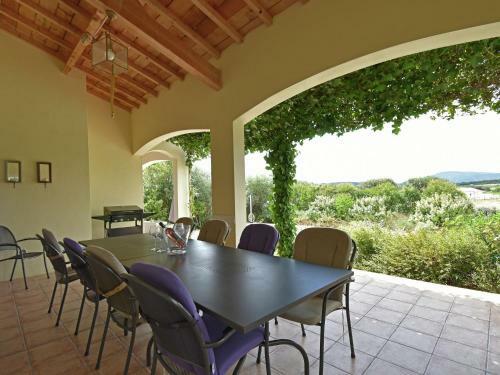 Charming Villa In Escales With Jacuzzi