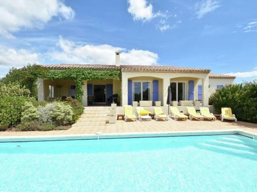 Charming Villa In Escales With Jacuzzi