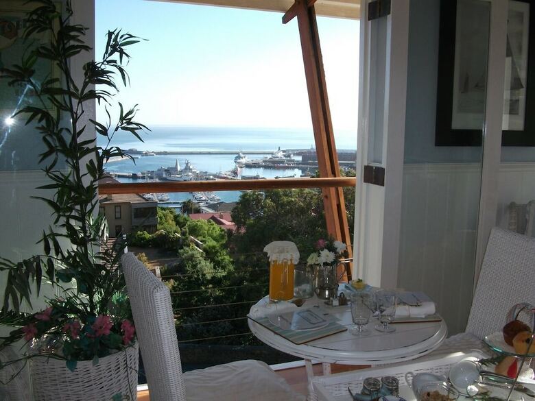 Hostal A Boat House